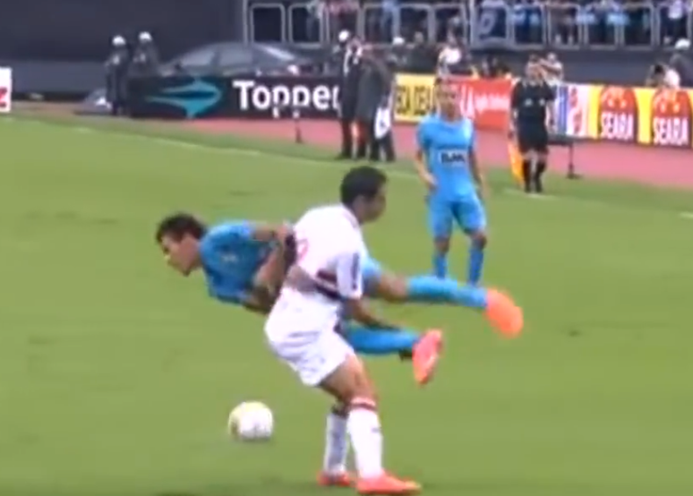 Ivan Piris marcando Neymar