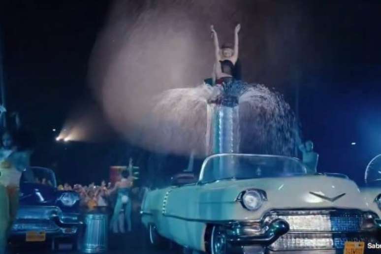 Sabrina Carpenter se apresentando no Coachella