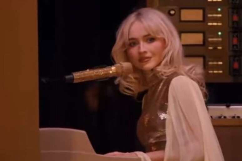 Sabrina Carpenter reagindo a grito de celebra&ccedil;&atilde;o cultural