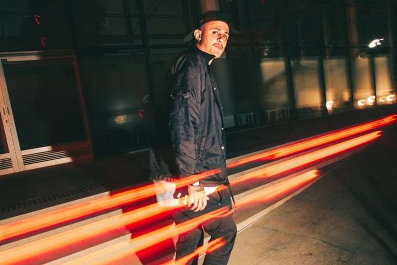 டிஜே கு புகைப்படத்திற்கு போஸ் கொடுக்கிறார்