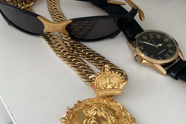 டிஜே கு சமூக ஊடகத்திற்காக புகைப்படத்தில் பாகங்கள் பிடிக்கிறது