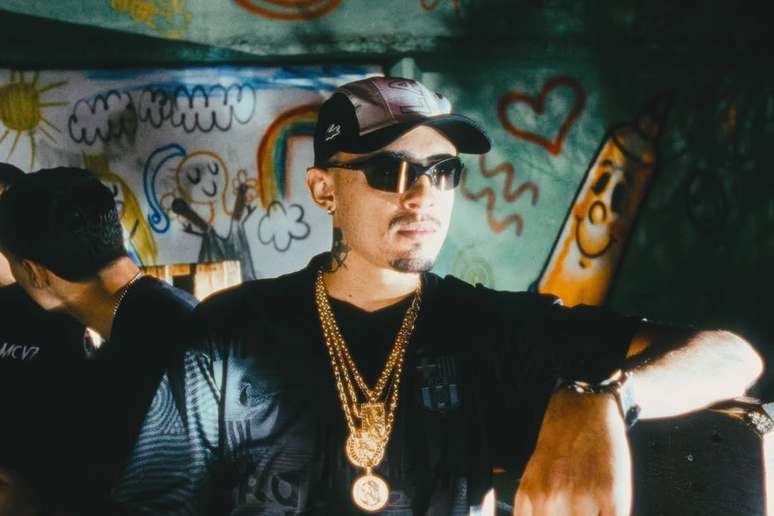 DJ Gu தங்க அணிகலன்களுடன் புகைப்படத்திற்கு போஸ் கொடுக்கிறார்