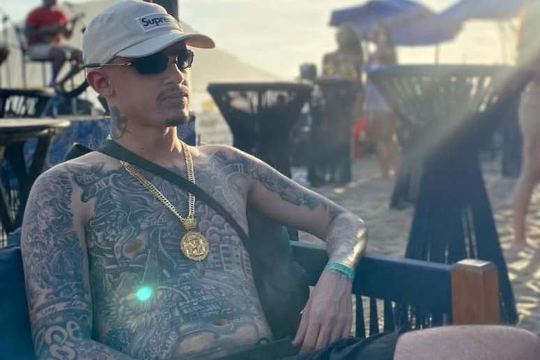 டிஜே கு கடற்கரையில் போஸ் கொடுக்கிறார்