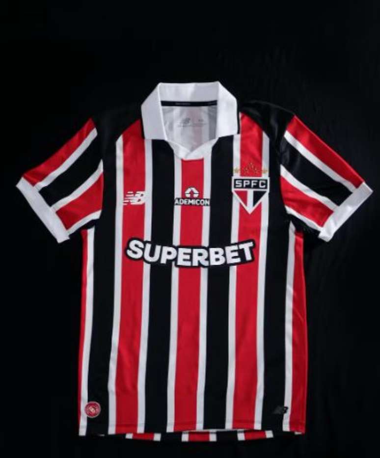 &Agrave; frente da nova camisa 2 do S&atilde;o Paulo