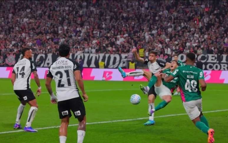 Sosa, do Palmeiras, teria sofrido p&ecirc;nalti de Gabriel Paulista, do Corinthians, no cl&aacute;ssico