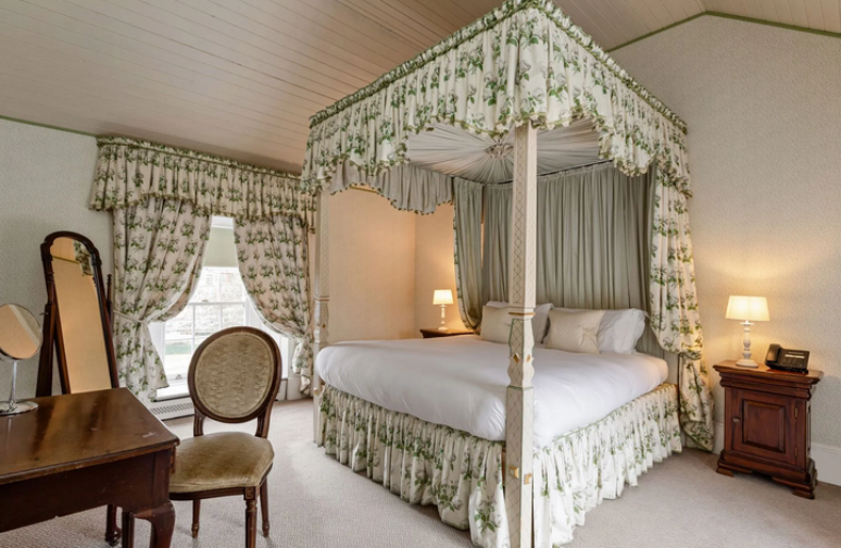 O interior das casas mistura o luxo com elementos da decora&ccedil;&atilde;o da &eacute;poca que a vila foi constru&iacute;da