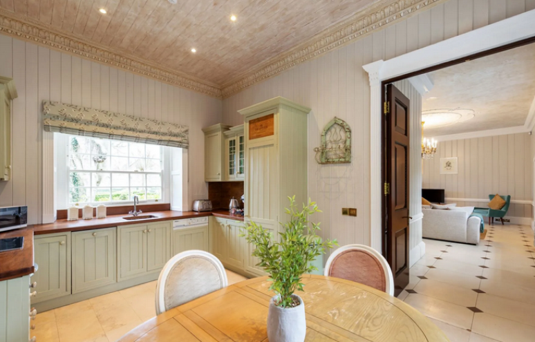 O interior das casas mistura o luxo com elementos da decora&ccedil;&atilde;o da &eacute;poca que a vila foi constru&iacute;da