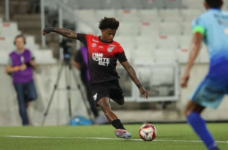 Bruninho faz grande temporada com a camisa do Athletico &ndash;