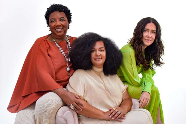 Retrato coletivo de Rosana Paulino, a curadora Diane Lima e Adriana Varej&atilde;o, da esquerda para a direita, integrantes do projeto curatorial Comigo Ningu&eacute;m, do Pavilh&atilde;o do Brasil na Bienal de Veneza