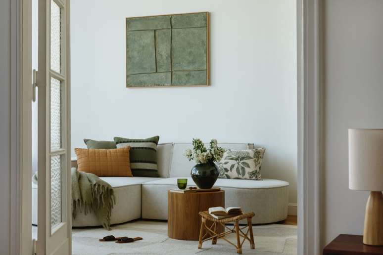 டெரகோட்டா, கேரமல், கடுகு மற்றும் ஆலிவ் வண்ணங்களில் உள்ள மெத்தைகள், குவளைகள் மற்றும் மட்பாண்டங்கள் இலையுதிர்காலத்தின் உணர்வை வீட்டிற்குள் கொண்டு வர ஏற்றவை. 