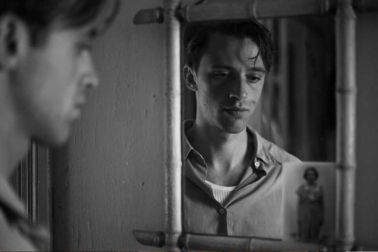 Em &ldquo;O Estrangeiro&rdquo;, a apatia de Meursault &eacute; colocada em julgamento em uma hist&oacute;ria que questiona crime, consci&ecirc;ncia e o sentido da exist&ecirc;ncia 