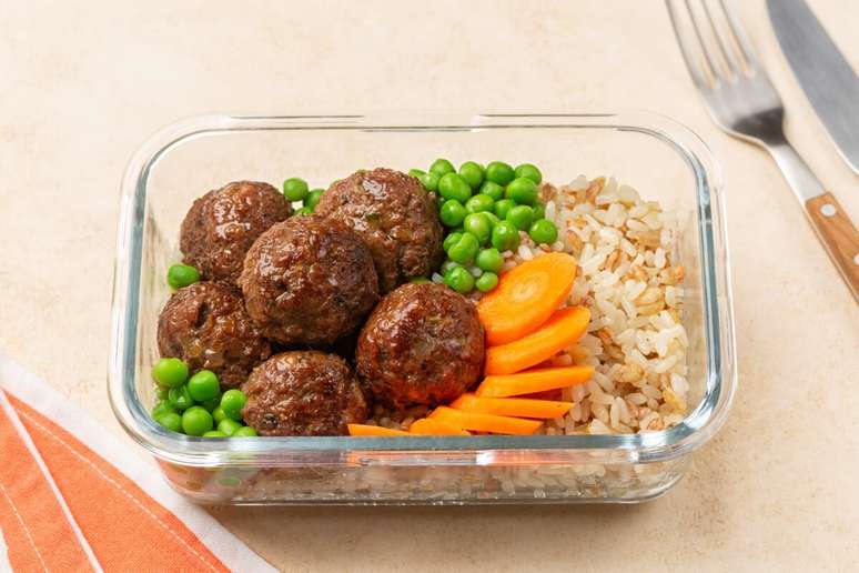 Alm&ocirc;ndegas com arroz integral, ervilha e cenoura 