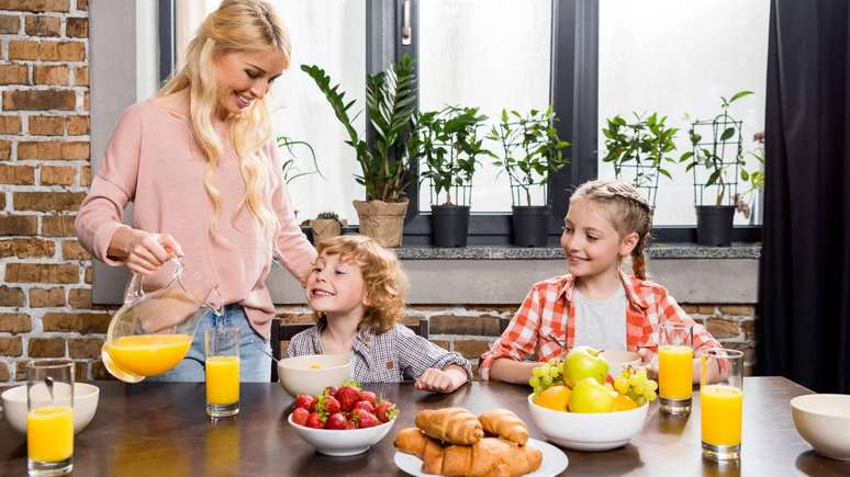 N&atilde;o h&aacute; um &uacute;nico hor&aacute;rio universal para o caf&eacute; da manh&atilde;, mas h&aacute; par&acirc;metros que costumam ser usados em pesquisas &ndash; depositphotos.com / AlexLipa