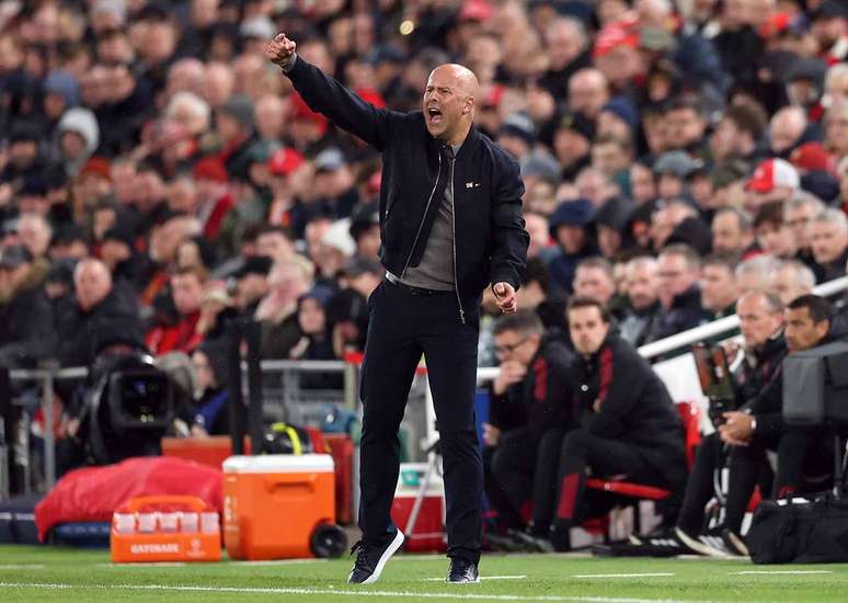 Arne Slot na partida de volta das quartas de final da Champions, em Anfield &ndash;