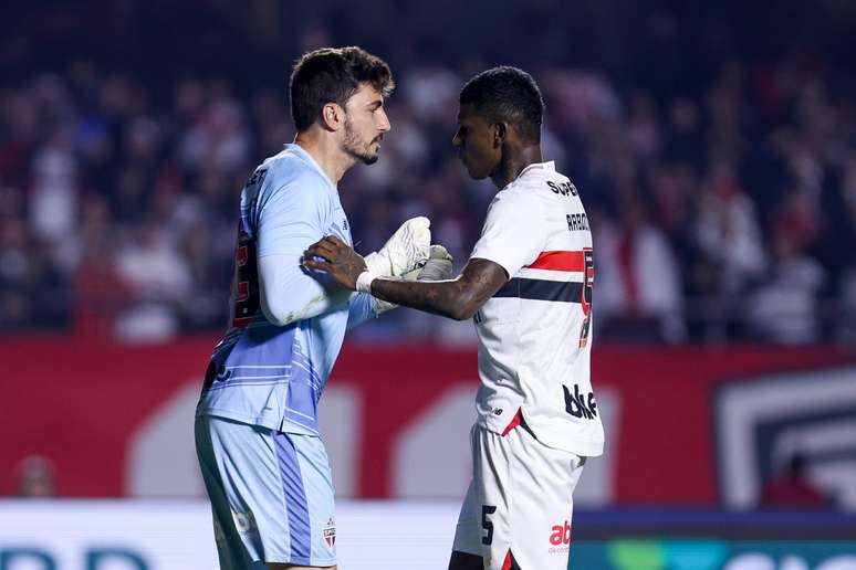 Rafael mostra apoio a Arboleda dentro e fora do clube 