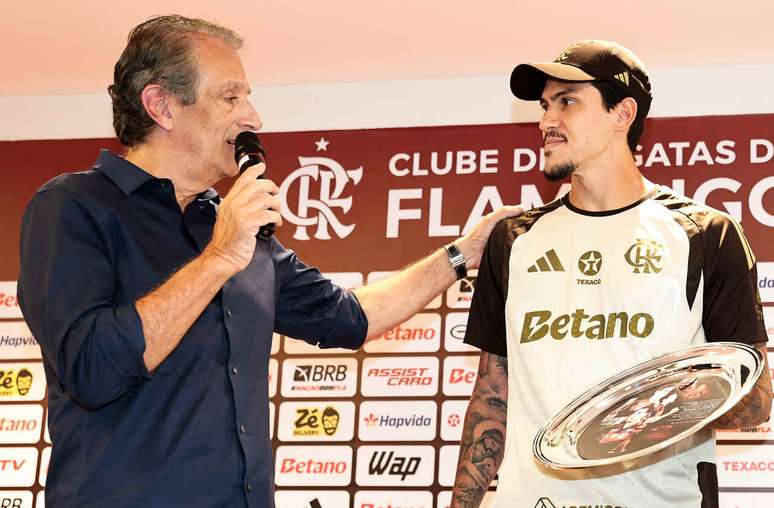 Bap, presidente do Flamengo, entrega prato comemorativo a Pedro &ndash;