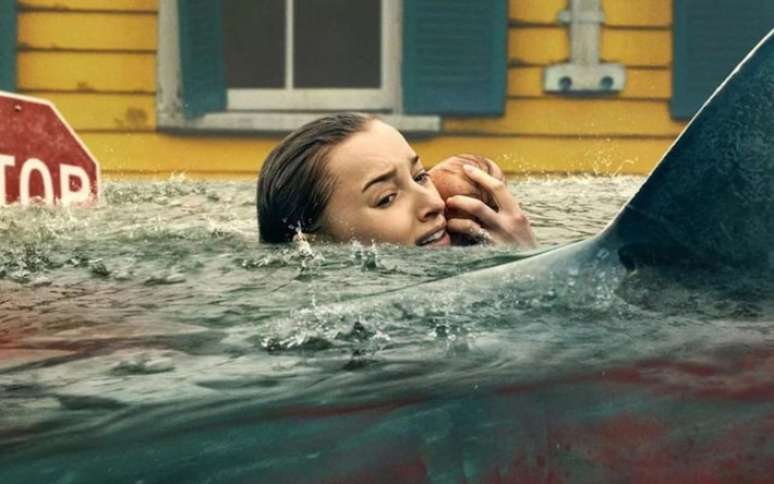 'Ataque Brutal' novo terror da Netflix que mostra a pequena cidade de Anneville completamente tomada por um furac&atilde;o n&iacute;vel 5 e que &eacute; tomada por tubar&otilde;es sedentos por sangue