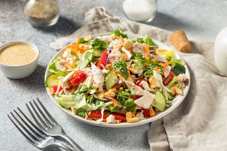 Salada proteica de frango com legumes e molho de iogurte 