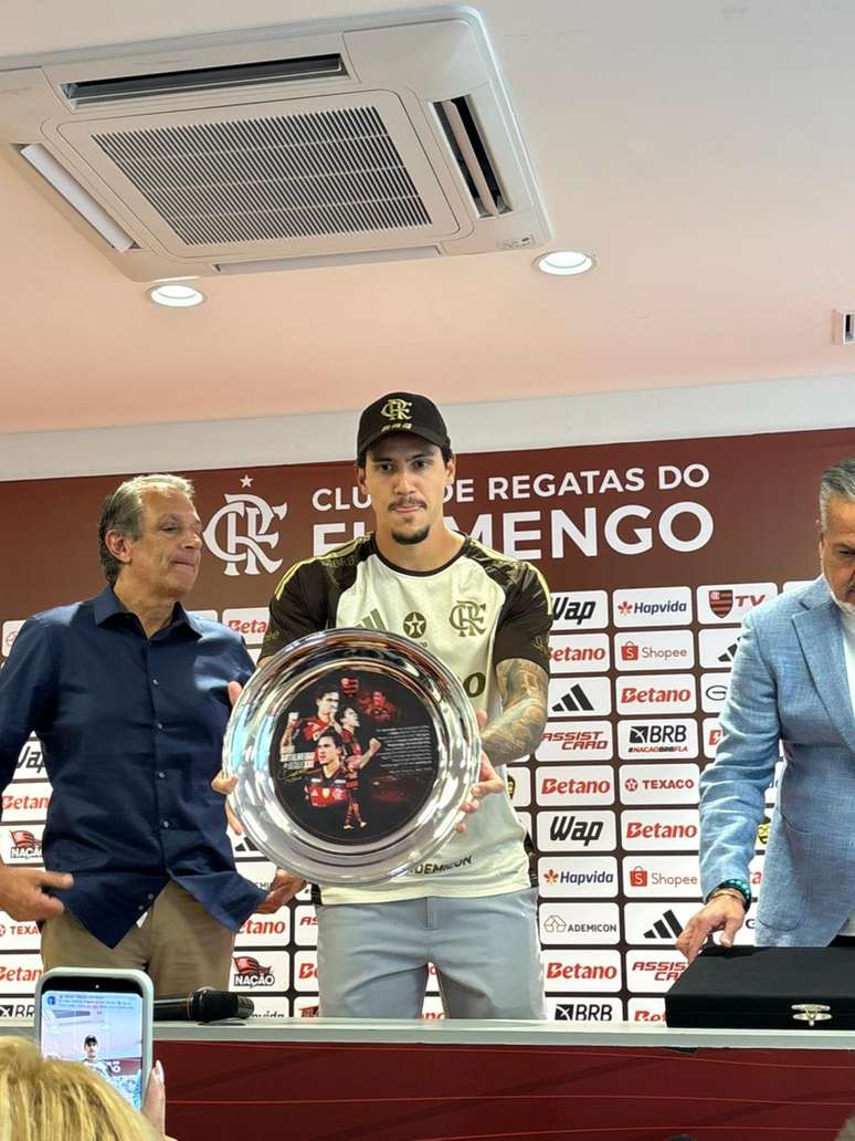 Pedro recebe homenagem ap&oacute;s marca hist&oacute;rica no clube &ndash;