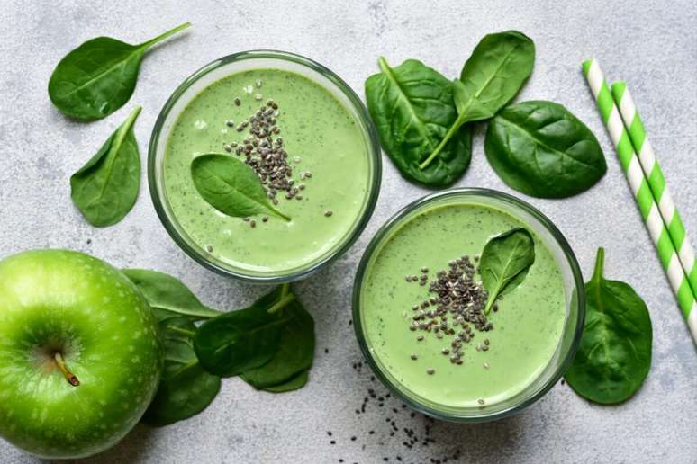 Vitamina proteica de ma&ccedil;&atilde;-verde com espinafre 