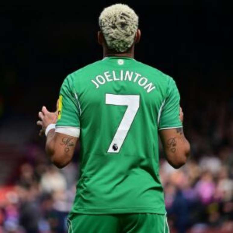 கிரிஸ்டல் பேலஸுக்கு எதிராக நியூகேஸில் சட்டையில் ஜோலிண்டன்.