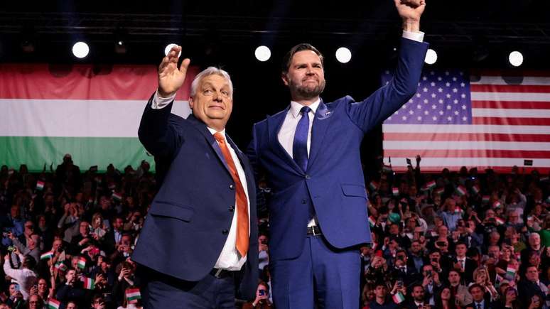 O vice-presidente dos Estados Unidos, J.D. Vance, ao lado de Orb&aacute;n durante um evento em Budapeste na semana anterior &agrave;s elei&ccedil;&otilde;es