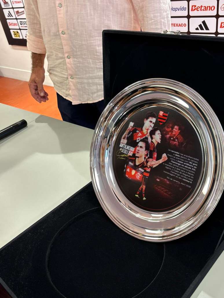 Pedro recebe homenagem ap&oacute;s marca hist&oacute;rica no clube &ndash;