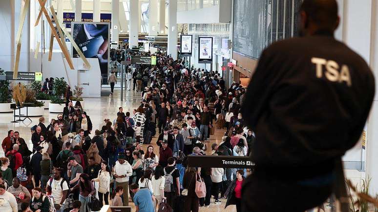O fechamento parcial do governo causou filas de at&eacute; quatro horas em alguns aeroportos americanos