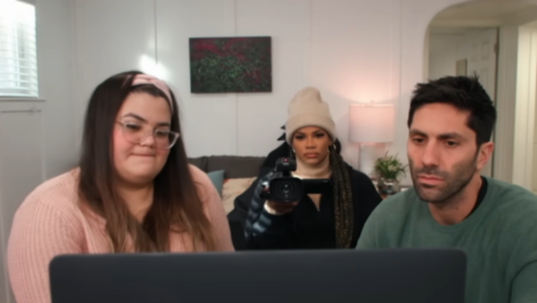 Pamela ao lado dos apresentadores de Catfish