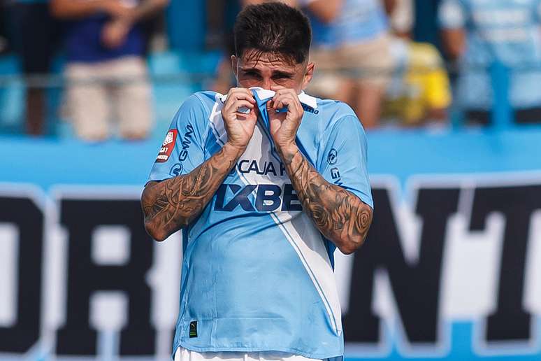 Gustavo Cazonatti em a&ccedil;&atilde;o pelo Sporting Cristal