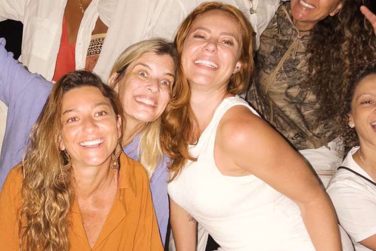 Paolla Oliveira se re&uacute;ne com amigas para celebrar anivers&aacute;rio