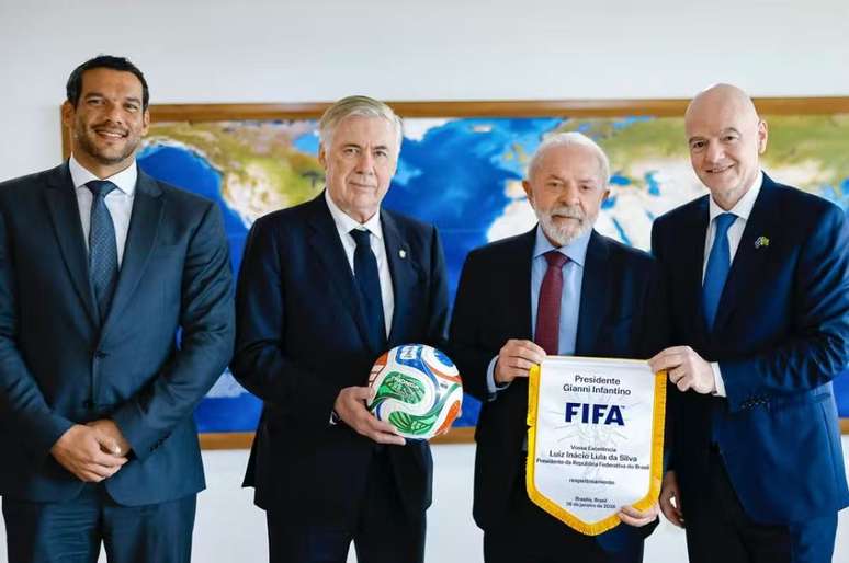Lula junto com o presidente da Fifa, Gianni Infantino, o presidente da CBF, Samir Xaud, e o t&eacute;cnico da sele&ccedil;&atilde;o brasileira, Carlo Ancelotti 