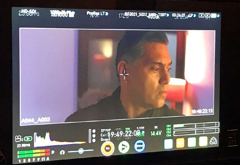 O ator no monitor onde o diretor de um filme acompanha a cena rodada