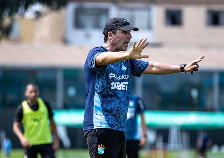 Z&eacute; Ricardo comanda treino do Sporting Cristal