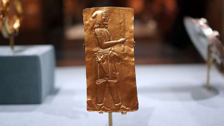 Placa de sacerdote exibida no Museu Metropolitano de Arte de Nova York, nos Estados Unidos, durante a exposi&ccedil;&atilde;o O Cilindro de Ouro e a P&eacute;rsia Antiga, em 2013