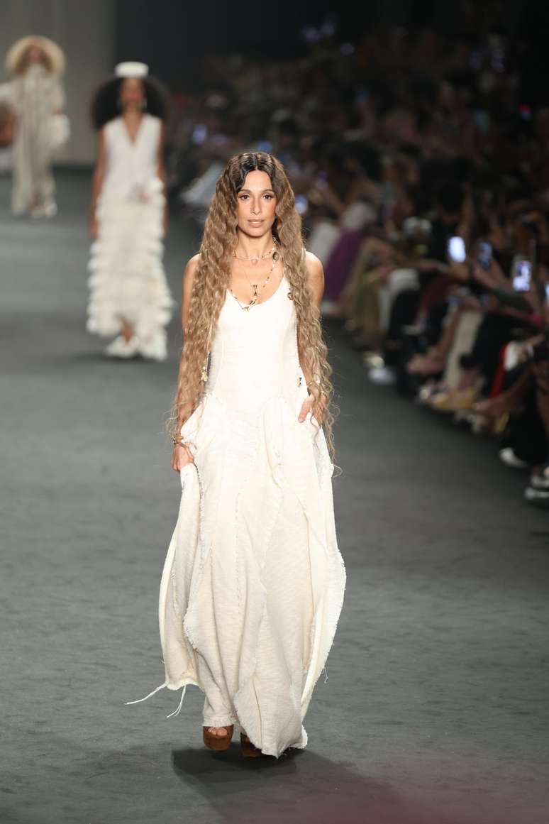 Camila Pitanga no desfile da Aluf 