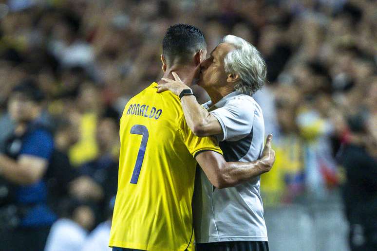 Jorge Jesus beija Cristiano Ronaldo durante semifinal da Supercopa Saudita &ndash;