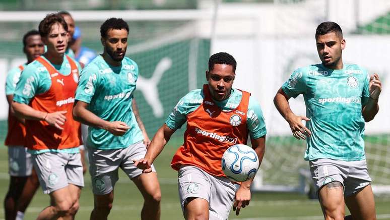 Vitor Roque participou mais uma vez do treino integral do Palmeiras &ndash;