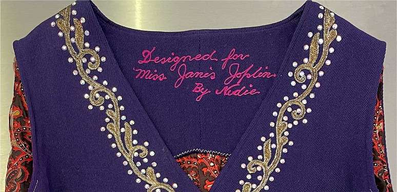Detalhe de colete da marca &ldquo;Nudies&rsquo;s Rodeo Tailors&rdquo;, confeccionado especialmente para Janis Joplin em 1966 /