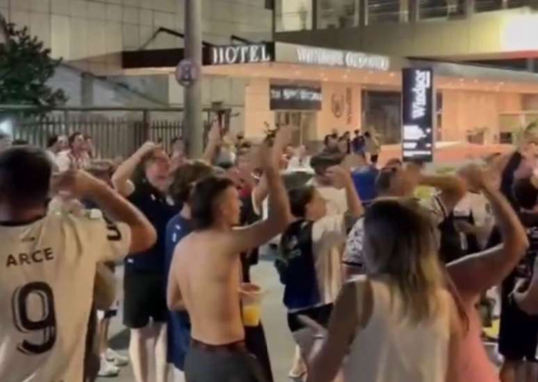 Torcedores Rivadavia em frenta ao hotel, na Barra da Tijuca &ndash;