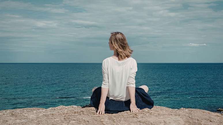 உணர்ச்சி ரீதியான அசௌகரியம் ஏன் மாற்றத்தின் அடையாளமாக இருக்க முடியும் மற்றும் உங்களை பரிணாமத்திற்கு உள்ளாக்குவதில் இருந்து வலிப்பதை எவ்வாறு வேறுபடுத்துவது என்பதைப் புரிந்து கொள்ளுங்கள்