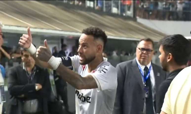 Neymar discuutiu com torcedores ap&oacute;s o empate do Santos contra o Recoleta &ndash;