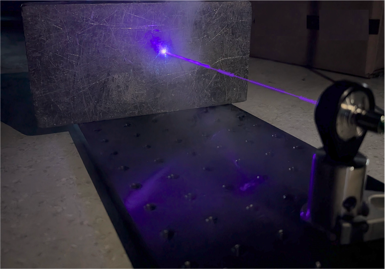 Um feixe de laser disparado contra um material opaco