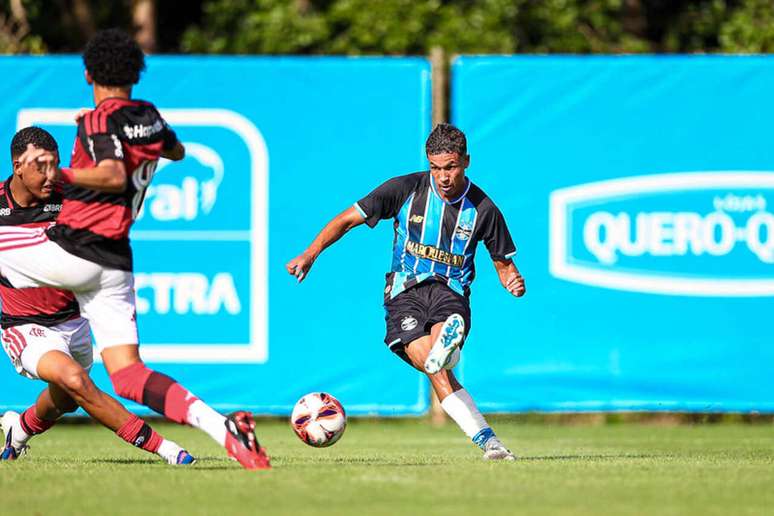Gr&ecirc;mio pressionou, mas altera&ccedil;&otilde;es n&atilde;o surtiram efeito na volta do intervalo &ndash;