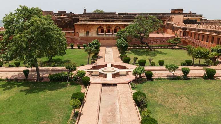 O jardim persa &eacute; conhecido como 'Chahar Bagh', que significa 'quatro jardins'. A imagem &eacute; de um exemplo na &Iacute;ndia.