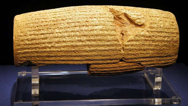 Encontrado no Iraque em 1879, o 'Cilindro de Ciro' tamb&eacute;m &eacute; considerado um dos primeiros exemplos de propaganda pol&iacute;tica