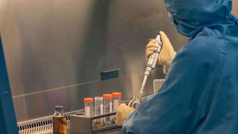 Um t&eacute;cnico trabalha em um laborat&oacute;rio de produ&ccedil;&atilde;o de terapias com c&eacute;lulas CAR-T nas instala&ccedil;&otilde;es da empresa IASO Biotechnology Co. em Nanjing, na China