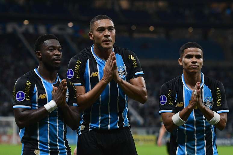 Jogadores do Gr&ecirc;mio celebram gol de Amuzu, o da vit&oacute;ria tricolor &ndash;