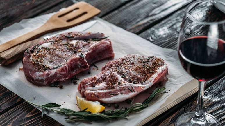 O tipo de corte &eacute; um ponto central quando se analisa a rela&ccedil;&atilde;o entre carne vermelha e sa&uacute;de do cora&ccedil;&atilde;o &ndash; depositphotos.com / ArturVerkhovetskiy