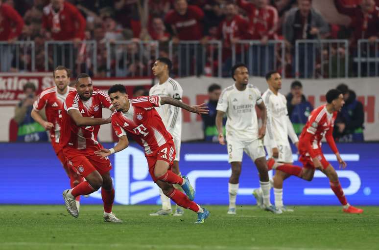 Lu&iacute;s Diaz comemorando o gol da classifica&ccedil;&atilde;o do Bayern 